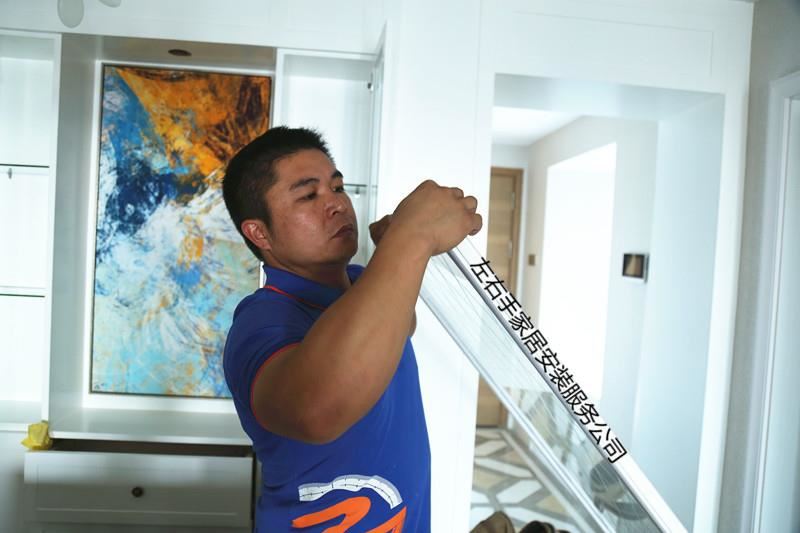 安裝師傅不會飛檐走壁，工作危險系數(shù)也很高！