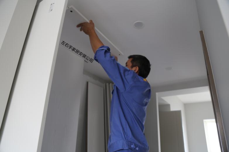 安裝活動隔斷，幫助衣柜合理分區(qū)