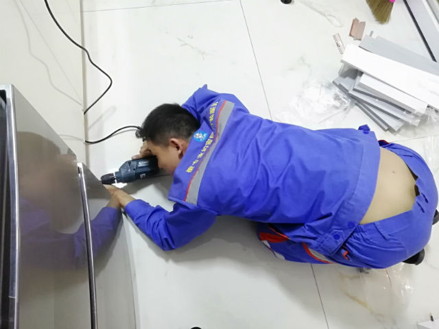 每一次安裝服務背后，都是安裝師傅們無數(shù)次的跪地而行