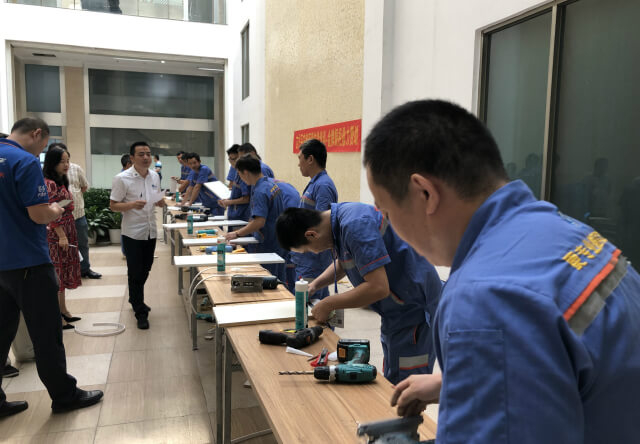 左右手深圳城市服務(wù)商眾匠安裝櫥柜團(tuán)隊技能大比拼