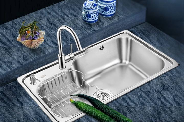 廚房水槽是廚房不可缺少的配置，安裝的一應(yīng)事情都要注意！