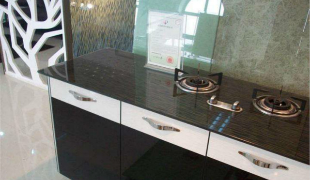 玻璃櫥柜臺(tái)面好不好，用玻璃做櫥柜臺(tái)面有哪些利弊？