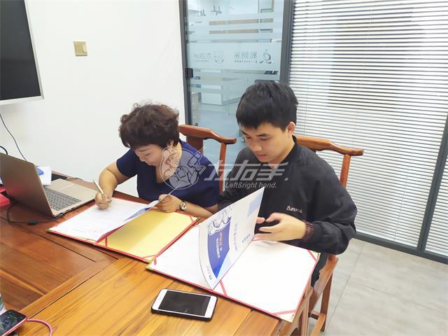 他是一個(gè)90后設(shè)計(jì)師，也是左右手第51家城市服務(wù)商