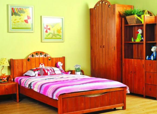 陽(yáng)光直射(紫外線(xiàn)侵蝕)、空氣、潮濕等因素會(huì)導(dǎo)致漆膜老化分解，從而變黃。所以即使是最好的家具漆，也要注意保護(hù)，避免家具長(zhǎng)期暴露在陽(yáng)光直射或潮濕的環(huán)境中。