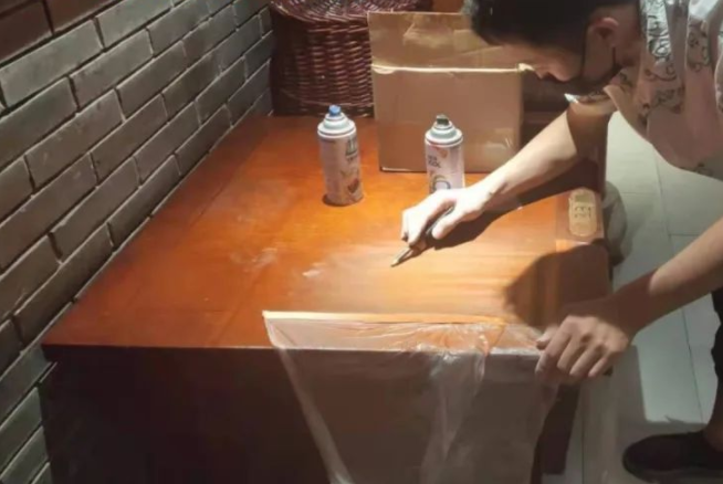 手繪標(biāo)貼紙;在家具維修的過程中，一定要知道家具貼紙具有哪些特點(diǎn)?