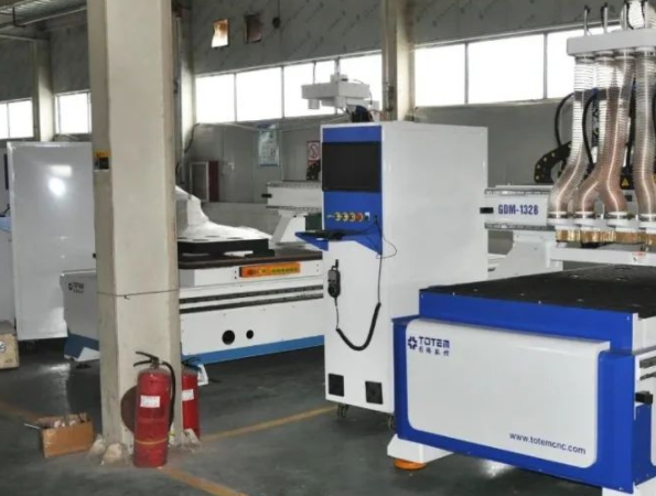 板式家具十大品牌：板式家具數(shù)控開(kāi)料機(jī)有什么優(yōu)缺點(diǎn)？