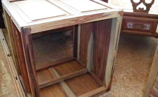 小件紅木家具出售：紅木家具市場(chǎng)“水很深”，假紅木家具是這樣特地“造”出來(lái)的！