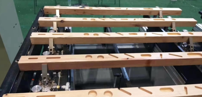 實木床定制價格：數(shù)控榫槽機制作實木家具最拉風！