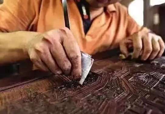 噴砂磨料加工:實木家具噴砂精磨，比人工高效，比傳統(tǒng)砂光靈活