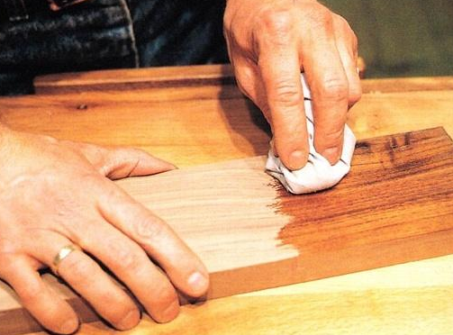 環(huán)保小知識：實(shí)木家具上漆時(shí)，木蠟油真比水性漆環(huán)保嗎？