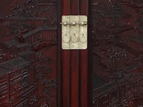 手工木工雕刻紅木家具，體現(xiàn)雕刻藝術(shù)的獨特魅力