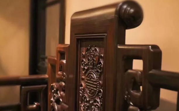 中國(guó)傳統(tǒng)紋飾：紅木家具紋飾內(nèi)的灰塵，究竟該如何保養(yǎng)，清塵