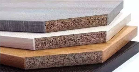 顆粒板和密度板哪個(gè)好？櫥柜定制實(shí)木顆粒板的優(yōu)缺點(diǎn)！