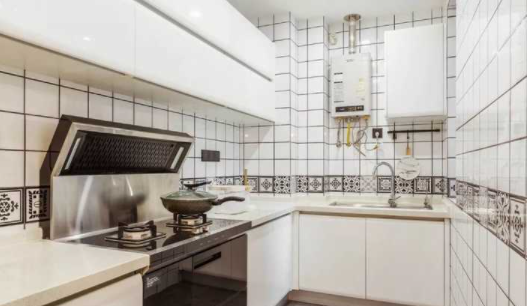 實(shí)木烤漆柜門：定制櫥柜門板的材質(zhì)應(yīng)該選什么，吸塑的還是烤漆的？