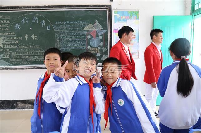 與智者為伍，與善者同行—左右手創(chuàng)始人南雄助學之行