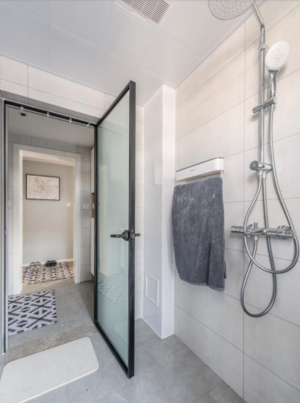 鋁合金家具鑄造：衛(wèi)生間門(mén)選鋁合金還是木門(mén)？