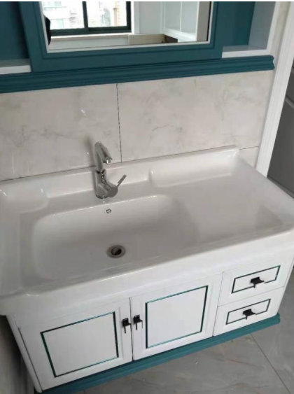 家居收納小技巧：浴室柜選橡木還是太空鋁的好？