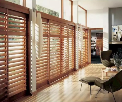 實木百葉窗：你家還在用布窗簾？不如看看這些高顏值的百葉窗