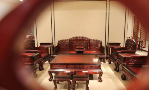 木制家具展柜：木制家具與鋁制家具 看哪個更適合你？