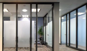 浴室磨砂玻璃隔斷：玻璃隔斷有什么優(yōu)點(diǎn)？玻璃隔斷安全系數(shù)高不高？