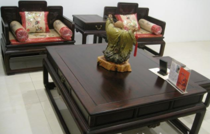 沙發(fā)清洗維修：大紅酸枝素面沙發(fā)，客廳家具不將就